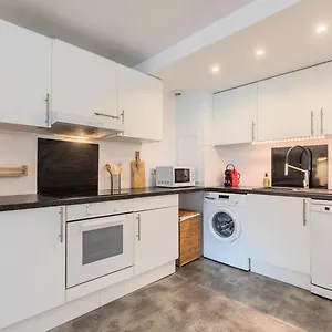 Spacious W Private Parking In Old Appartement